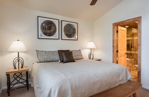 3 habitaciones, tabla de planchar con plancha y acceso a internet