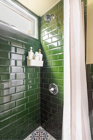 Gallery Room, 1 Queen Bed | Bathroom | Free toiletries, hair dryer, towels, soap