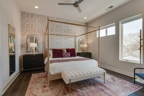 4 bedrooms, desk, iron/ironing board, travel crib