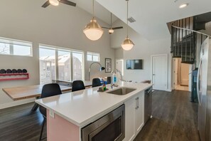 冷蔵庫、電子レンジ、オーブン、コンロ