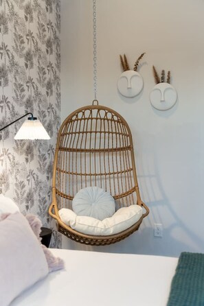 4 室のベッドルーム、デスク、アイロン / アイロン台、旅行用ベビーベッド