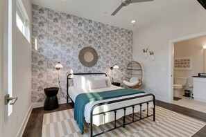 4 slaapkamers, een bureau, een strijkplank/strijkijzer, reisbedje