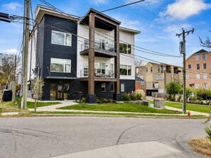 Exterior - West End 4 Bd/4Bath Walk to Bars-Close to Broadway (Nashville)