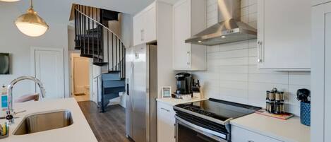 Réfrigérateur, micro-ondes, four, plaque de cuisson