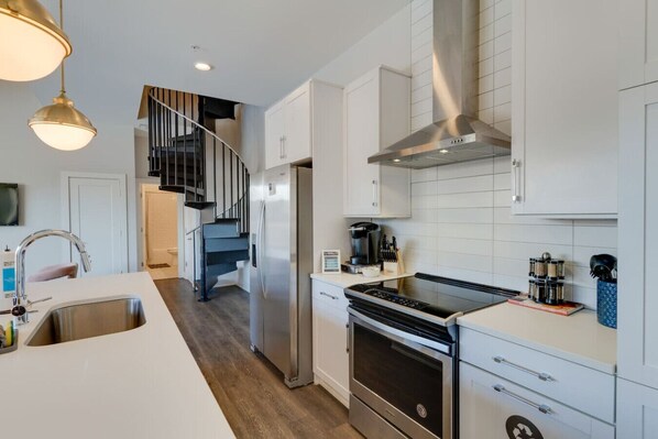 Køleskab, mikrobølgeovn, ovn, kogeplade