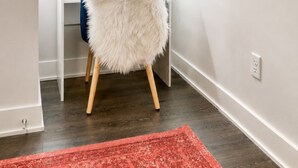 Une pièce comprenant une coiffeuse, un miroir et des lampes.
