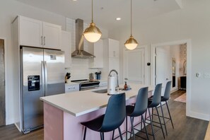 冰箱、微波炉、烤箱、炉灶