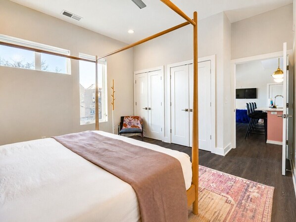 4 bedrooms, desk, iron/ironing board, travel cot - West End 4 Bd/4Bath Walk to Bars-Close to Broadway (Nashville)
