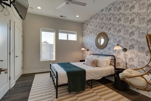 4 室のベッドルーム、デスク、アイロン / アイロン台、旅行用ベビーベッド