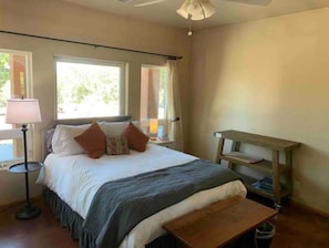 5 chambres, bureau, fer et planche à repasser, lit de bébé portatif