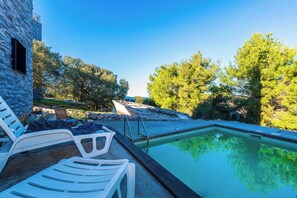 Piscine extérieure (ouverte en saison)