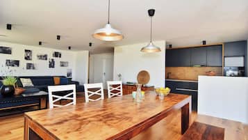 Villa familiar, varias habitaciones, frente al mar (Villa Vela Baraka) | Restaurantes