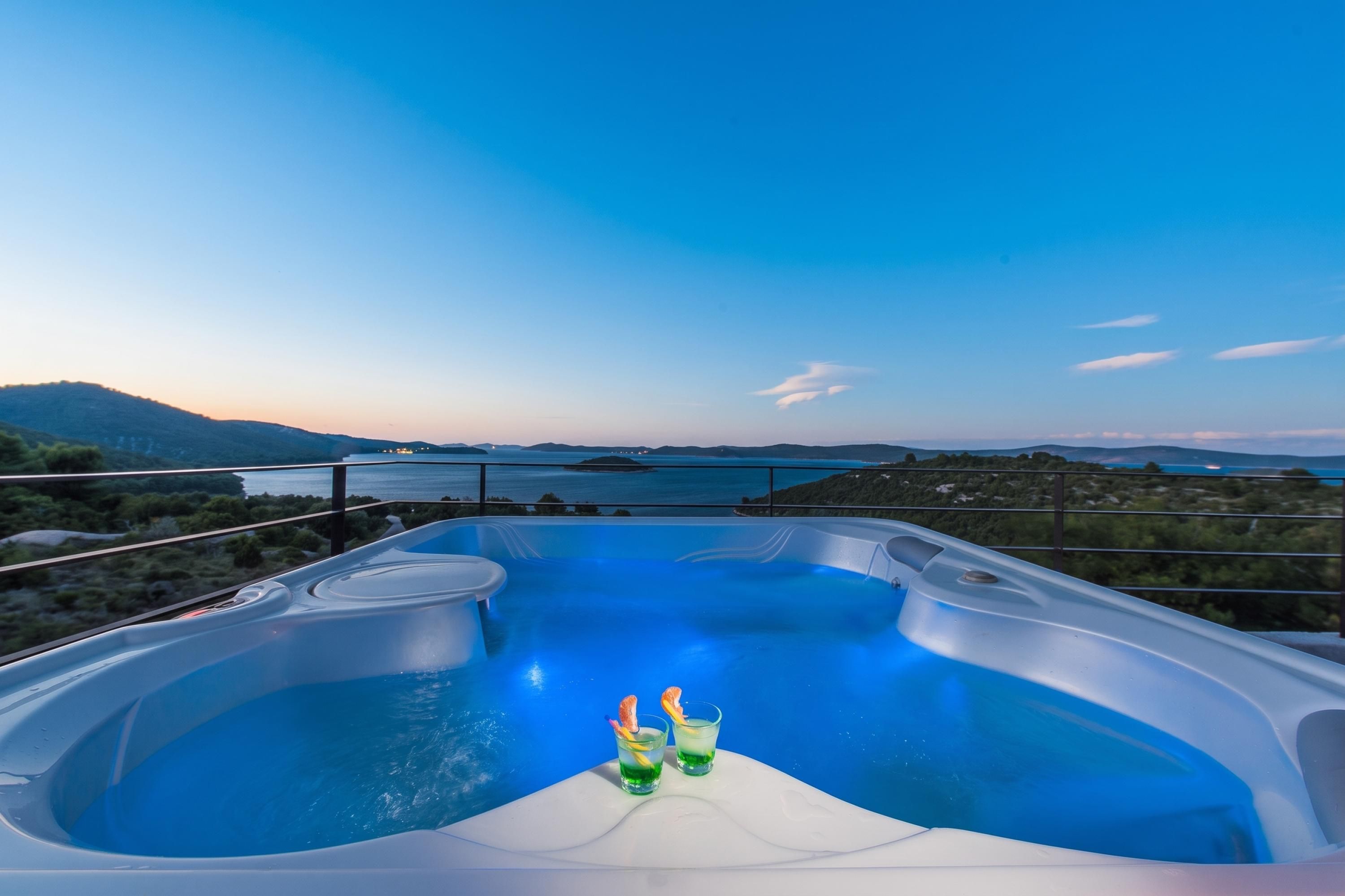 Un jacuzzi con vistas al mar y a las montañas.