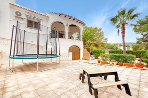 تناول الطعام بالخارج