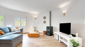 Een televisie en een tafeltennistafel