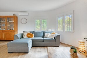 TV, table tennis - Villa 'Aloha Amor' with Sea View, WiFi and Air Conditioning (Teulada)