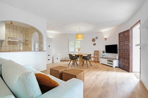 TV, table tennis - Villa 'Aloha Amor' with Sea View, WiFi and Air Conditioning (Teulada)