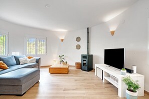 TV, table tennis - Villa 'Aloha Amor' with Sea View, WiFi and Air Conditioning (Teulada)