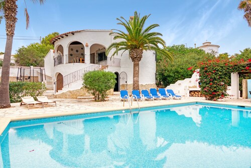 Villa 'Aloha Amor' with Sea View, WiFi and Air Conditioning