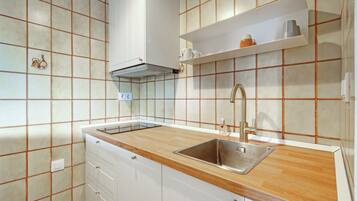 Een koelkast, een oven, een kookplaat, een vaatwasser