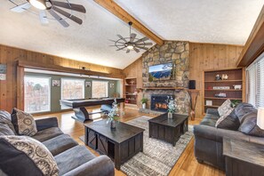 Smart TV, caminetto, libri