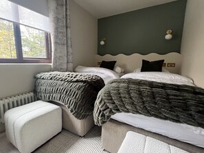 2 habitaciones, tabla de planchar con plancha, wifi y ropa de cama 