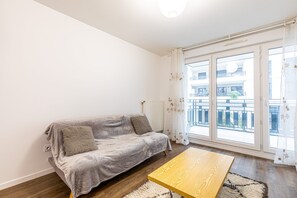 TV - GuestReady - Light & Airy Apt Near Bauer Stadium (Saint-Ouen)