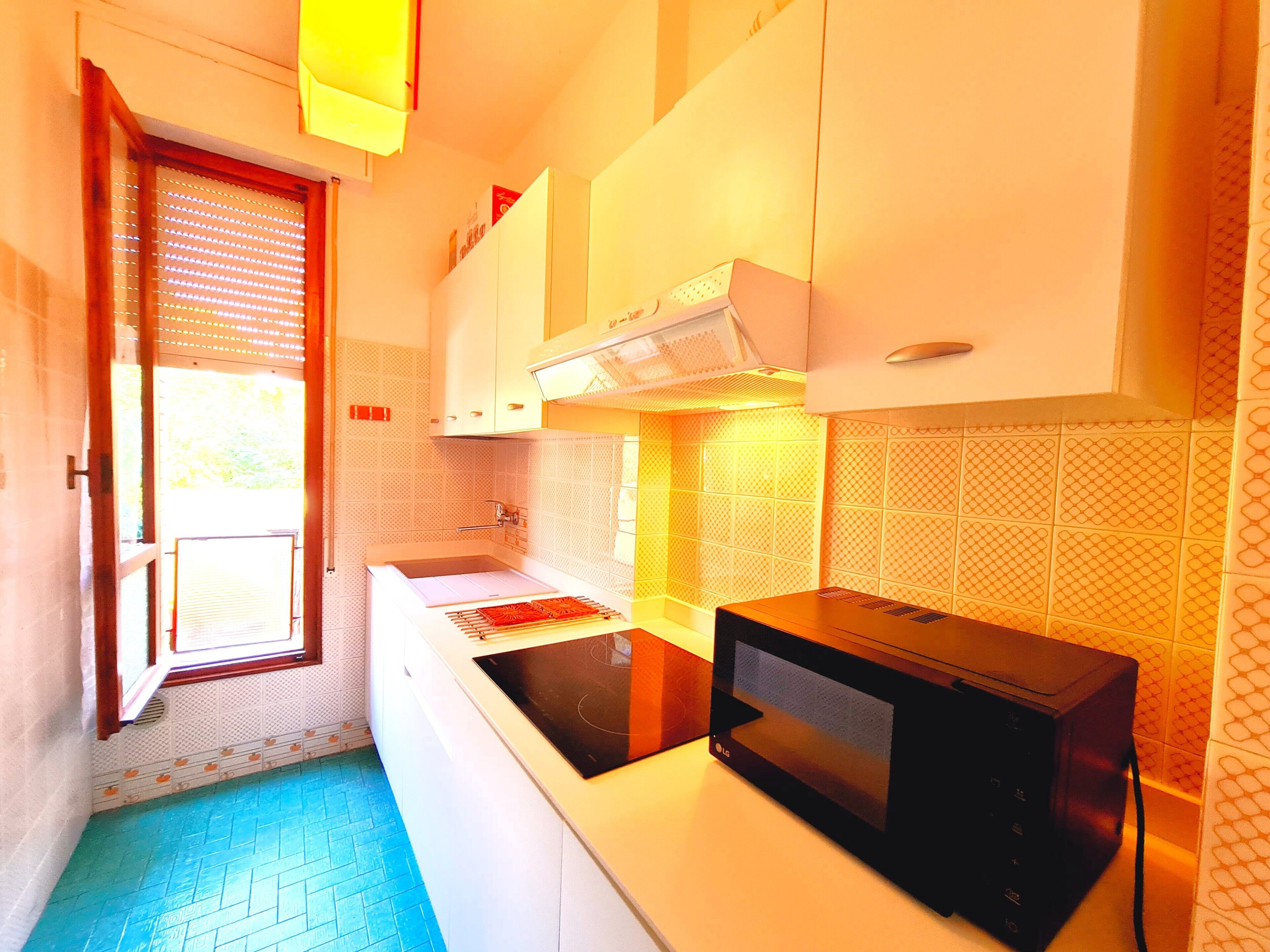 Fridge, microwave, stovetop, cookware/dishes/utensils