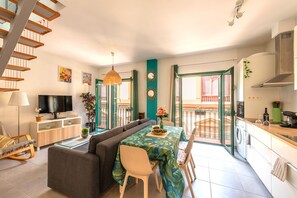 Big Family Duplex With Views | Wohnbereich | 40-Zoll-Flachbildfernseher mit Digitalempfang