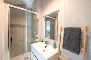 Big Family Duplex With Views | Bathroom | Shower, hair dryer, towels, soap - Skysea Holidays City Center Suites (Málaga)