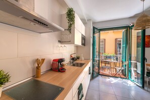 Flamenco Deluxe Apartment | Eigene Küche | Großer Kühlschrank, Mikrowelle, Ofen, Wasserkocher