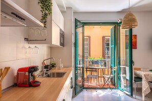 Flamenco Deluxe Apartment | Eigene Küche | Großer Kühlschrank, Mikrowelle, Ofen, Wasserkocher