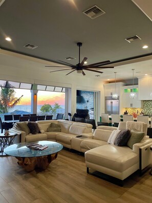 スマートテレビ、暖炉、DVD プレーヤー、ミュージックライブラリ