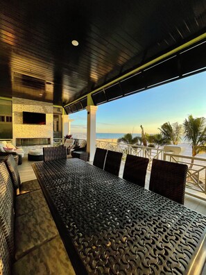 屋外ダイニングエリア