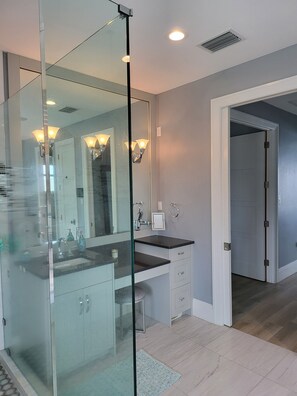 Dusj, hårføner og håndklær