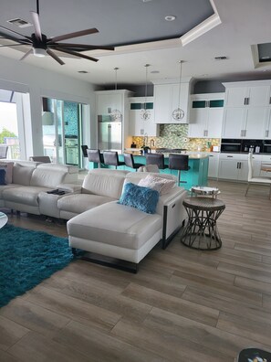Living area - Amazing beautiful beachfront property! (Fort Myers Beach)