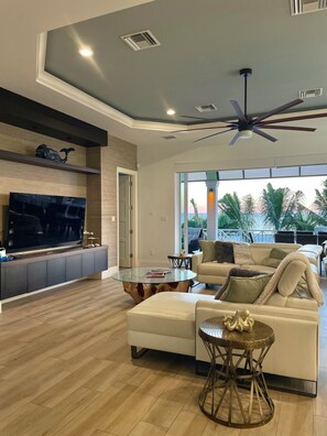 スマートテレビ、暖炉、DVD プレーヤー、ミュージックライブラリ