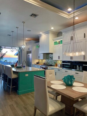 Dining - Luxury Beachfront Home - Rooftop Deck - Pool & Spa (Fort Myers Beach)