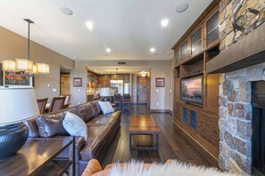 Télévision, cheminée