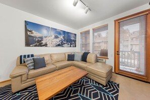 Tv, eldstad, dvd-spelare och ett bordtennisbord