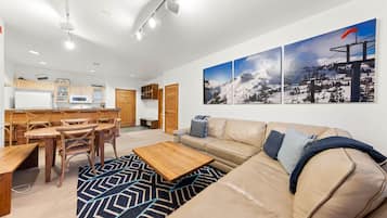 Télévision, cheminée, lecteur de DVD, table de tennis de table