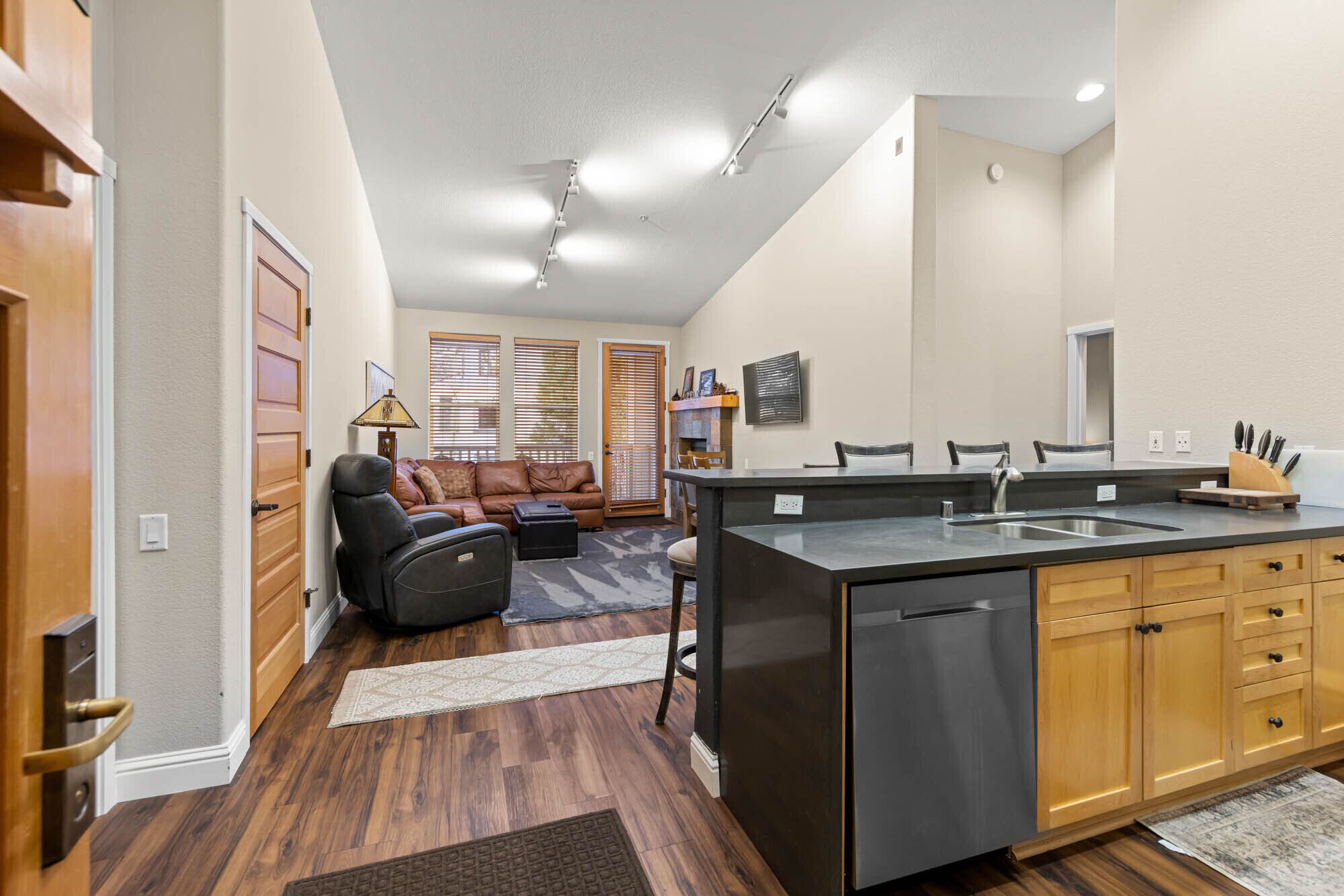 New! Renovated King 1 Bed w/Fireplace & Gym! - 810