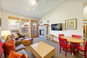 TV, peis, DVD-spiller og bordtennis