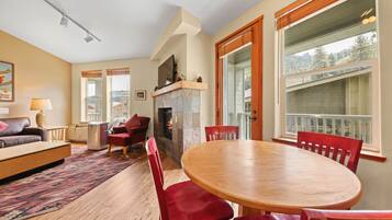 Een televisie, een open haard, een dvd-speler en een tafeltennistafel