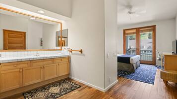 2 slaapkamers, een bureau, een strijkplank/strijkijzer, gratis wifi