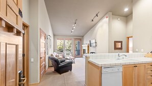Una cocina moderna con una isla grande, armarios de madera y lavavajillas.