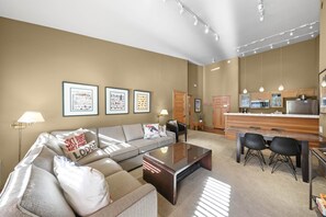 Fernseher, Kamin, DVD-Player, Tischtennisplatte