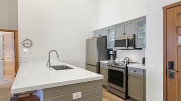 Jääkaappi, mikroaaltouuni, uuni, liesi