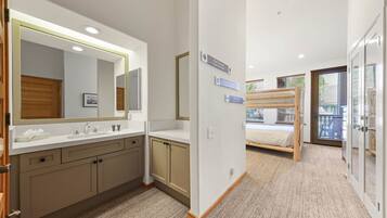 3 makuuhuonetta, silitysrauta/-lauta, ilmainen Wi-Fi, vuodevaatteet