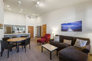 Una televisión, una chimenea, un reproductor de DVD